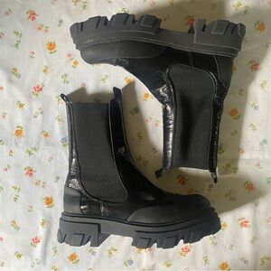 Ganni Crinkled patent-leather Chelsea boots in Black